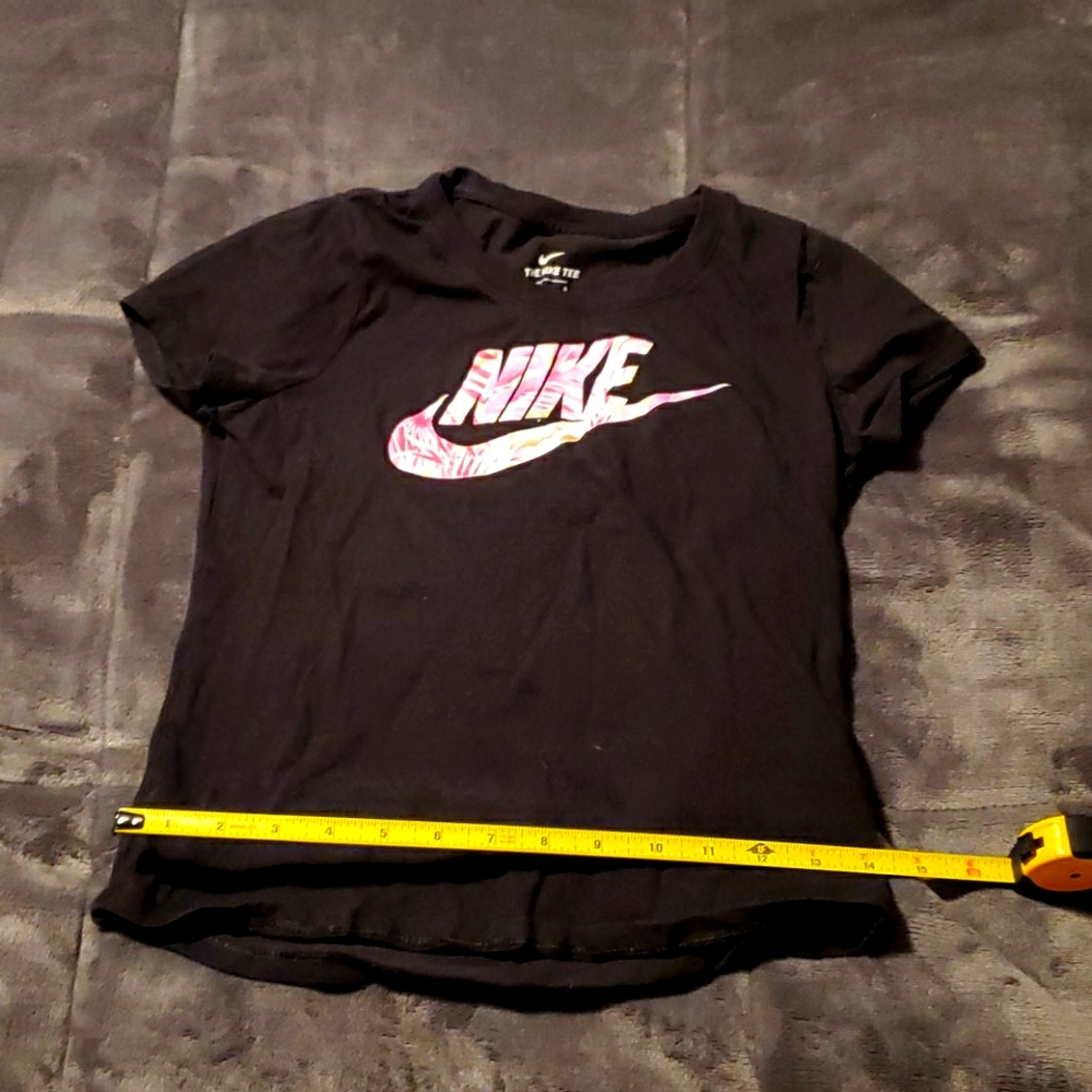 Kids Nike t shirt sz large fits smaller than large